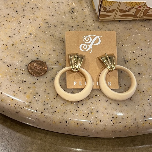 NWT and mesh bag and box Plunder Designs wood/gold door knocker earrings. - Picture 4 of 6